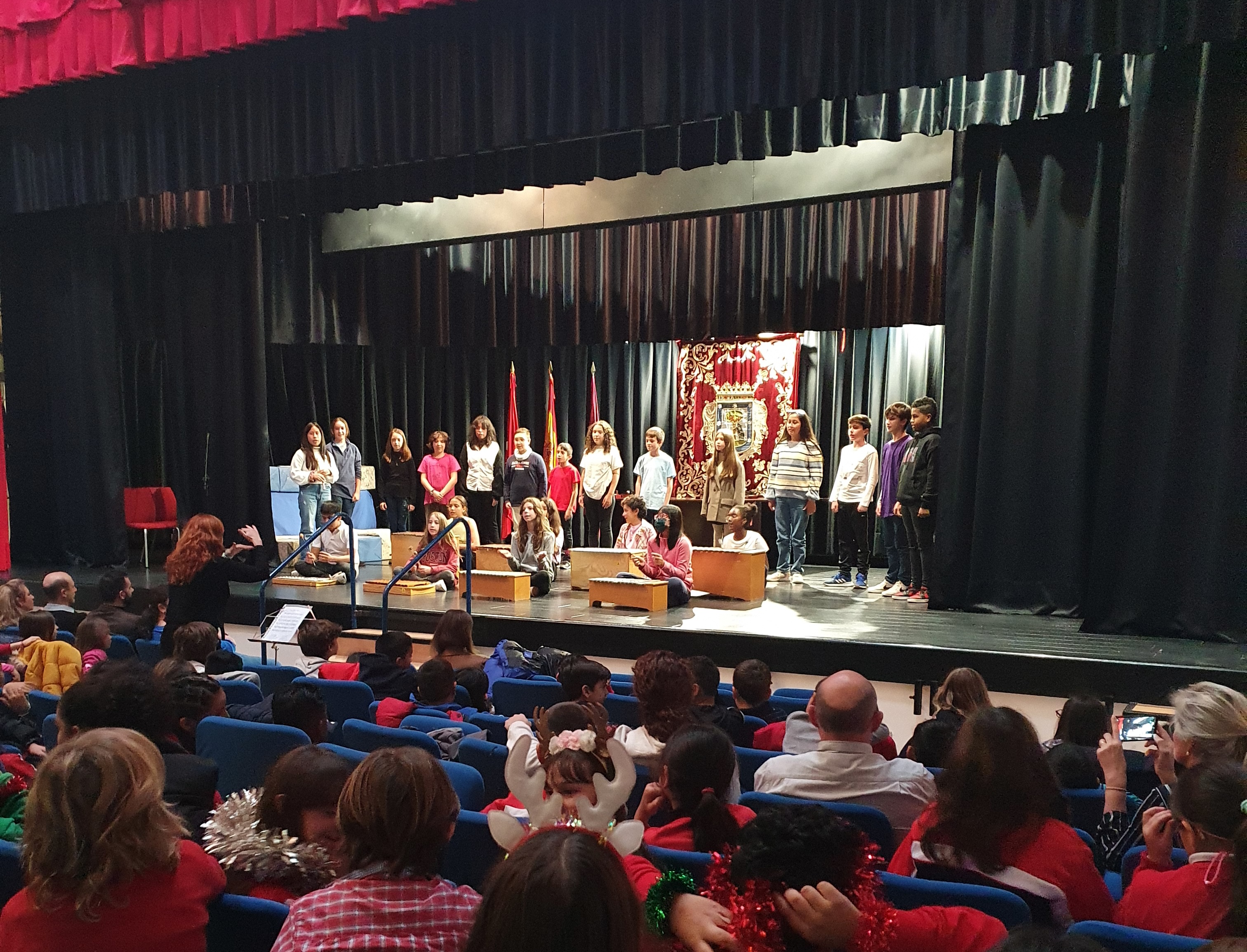 Acto de entrega de premios de los certámenes escolares de villancicos y belenes de Moratalaz